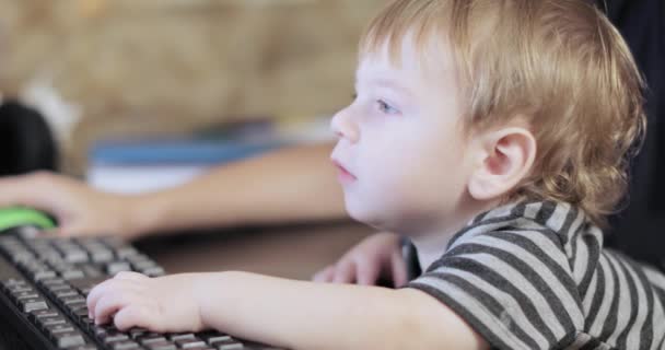 Menino infantil pressiona as teclas — Vídeo de Stock