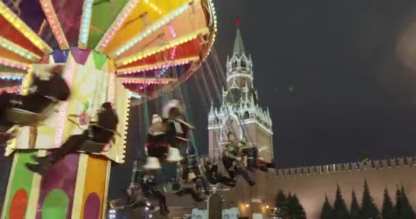 Carrousel à chaîne avec passagers — Video