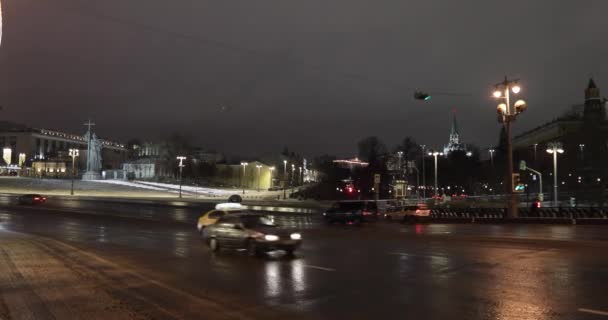 Utsikt över monumentet till prins Vladimir och Borovitskaja tornet i Kreml — Stockvideo