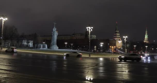 Blick auf das Denkmal des Fürsten Wladimir und den Borowitskaja-Turm des Kreml — Stockvideo