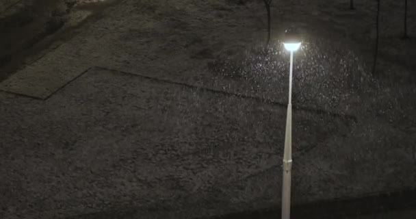 夜晚的灯笼和雨夹雪 — 图库视频影像