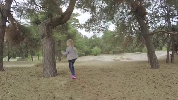 Meisje kind rent door het bos — Stockvideo