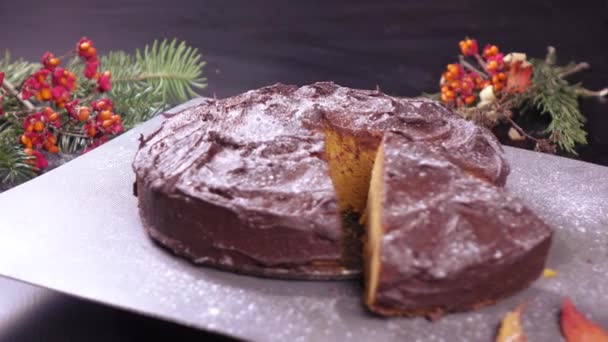 Pastel de calabaza en un plato — Vídeo de stock