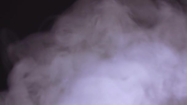 Vapor de agua blanco abstracto sobre fondo negro — Vídeo de stock