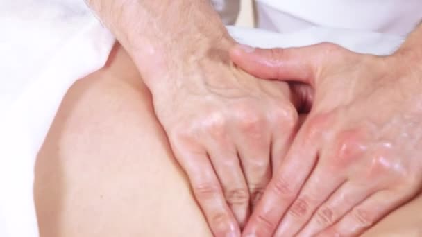 Massage van buik tot meisje — Stockvideo