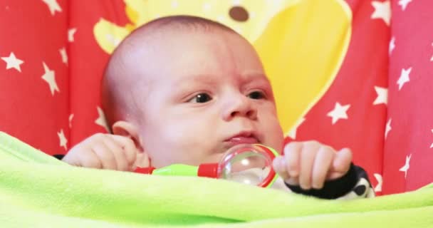 Bebê com um chocalho — Vídeo de Stock