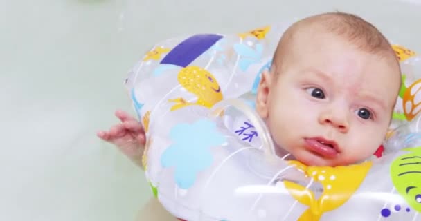 Bebé nada en el baño — Vídeo de stock