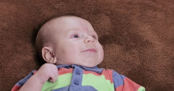 Bebé niño en camisa sonrisa — Vídeo de stock