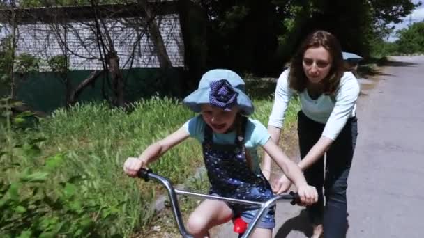 Aprender a andar de bicicleta — Vídeo de Stock