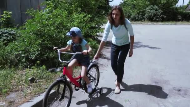 Fahrradfahren lernen — Stockvideo