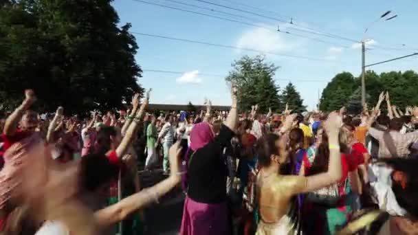 Ratha Yatra in stad van Dnepr — Stockvideo