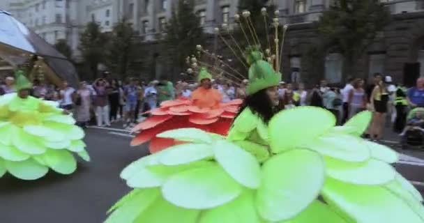 色とりどりの大きな花のスーツで竹馬ダンサー — ストック動画