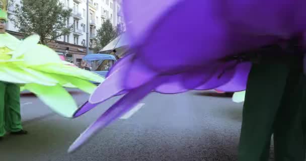 Tänzer auf Stelzen in Anzügen mit bunten großen Blumen — Stockvideo