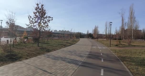 공원 및 자전거 경로에 골목 — 비디오