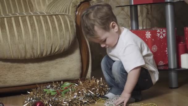Junge hilft Mama beim Schmücken — Stockvideo