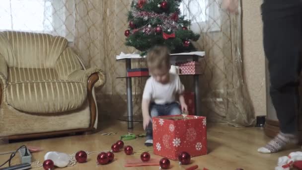 Хлопчик допомагає мамі прикрашати — стокове відео