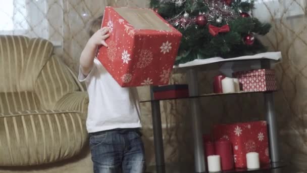 Boy helps mom decorate — Stock Video