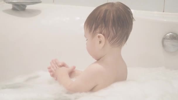 Мальчик в ванной — стоковое видео