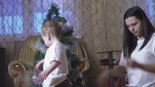 Хлопчик допомагає мамі прикрашати — стокове відео