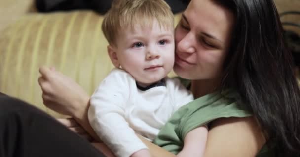 Хлопчик на руках мами — стокове відео