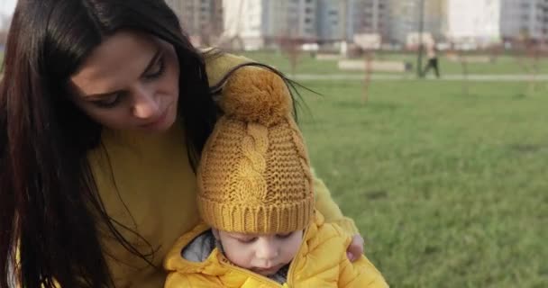 Мама з дитиною на пікніку — стокове відео