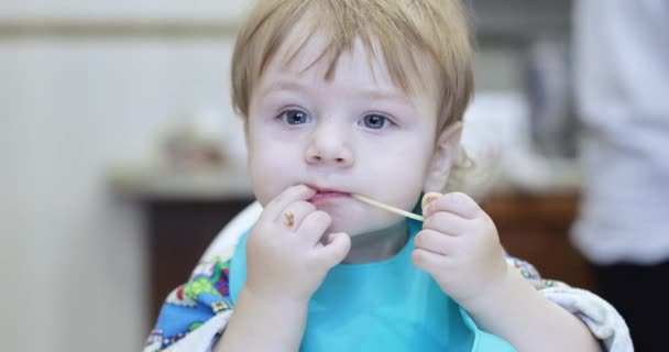 Хлопчик їсть спагеті — стокове відео