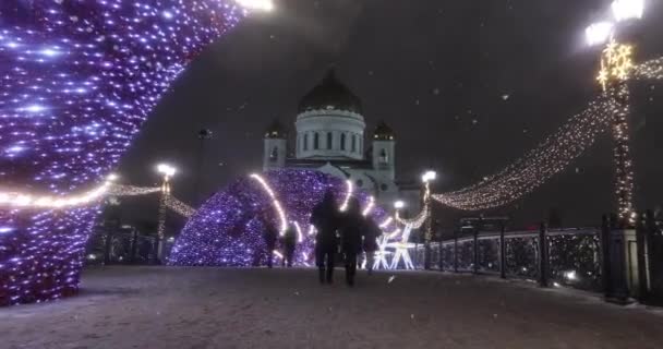 Neujahrsbeleuchtung in der Nähe der Kathedrale von Christus dem Erlöser — Stockvideo