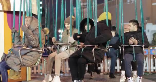 Carrousel à chaîne avec passagers — Video