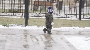 Su birikintilerinde yürür