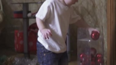 Çocuk Noel koleksiyonu yapıyor.