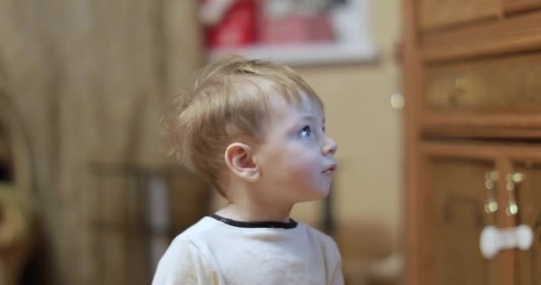 Niño en el suelo viendo la televisión — Vídeos de Stock