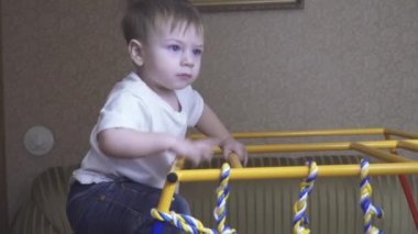 Çocuk jimnastik merdivenlerinde.