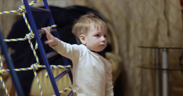 Egy éves fiú a tornán. — Stock videók