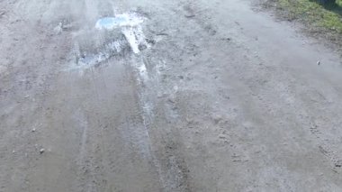 Arabalar için toprak yol