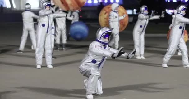 Animatori in costume degli astronauti — Video Stock