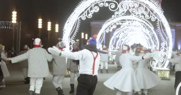 Rusya 'nın ana buz pateni pistinin açılışında dans eden animasyoncular — Stok video