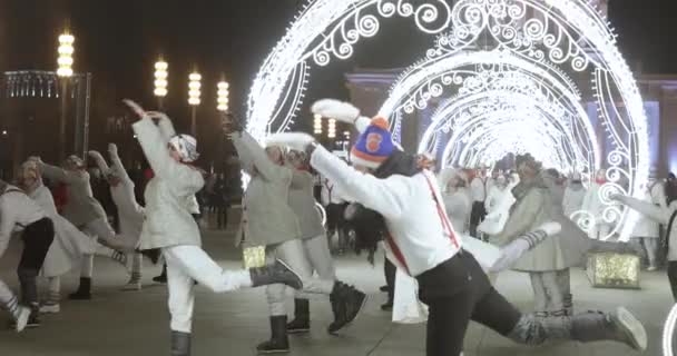 Dansende animatoren bij de opening van de grote ijsbaan in Rusland — Stockvideo
