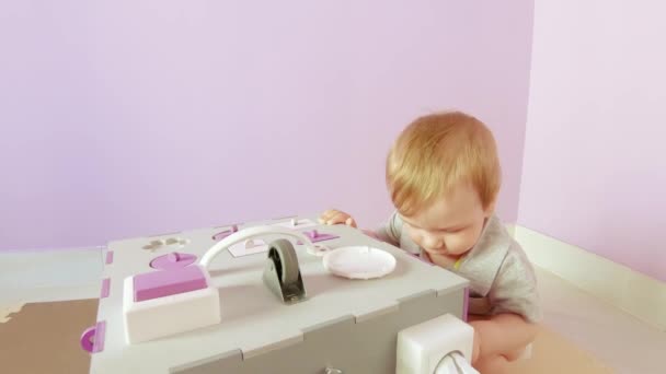 Bebê brinca com cubo ocupado — Vídeo de Stock