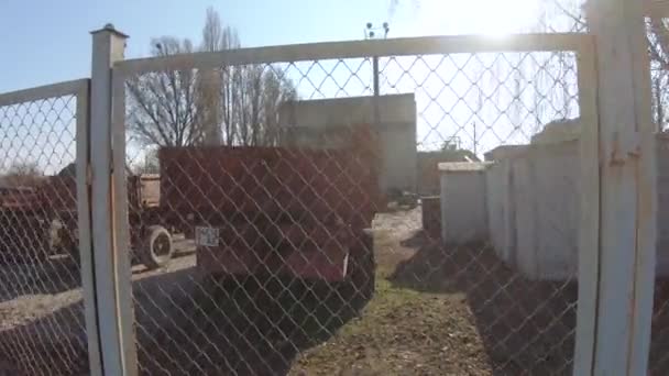 Remolques de carga detrás de la valla en el territorio de la estación de bombeo entre la central eléctrica y el sumidero de escoria — Vídeos de Stock