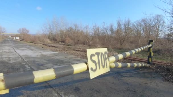 Металевий бар'єр з зупинкою — стокове відео