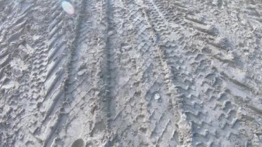 Kumda traktör izleri var.