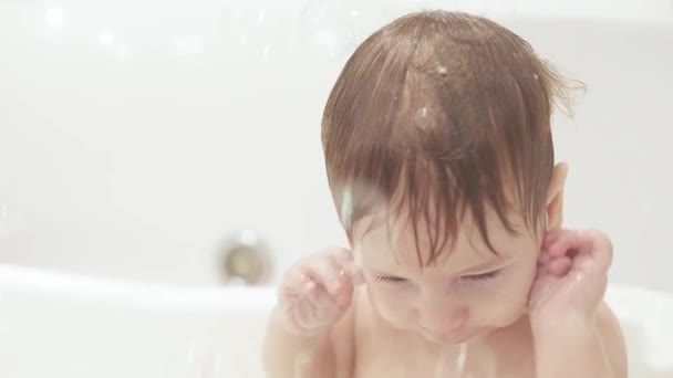 Garçon joué avec des bulles de savon — Video