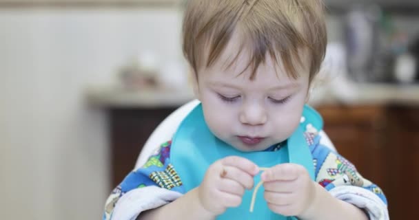 Малыш ест спагетти — стоковое видео