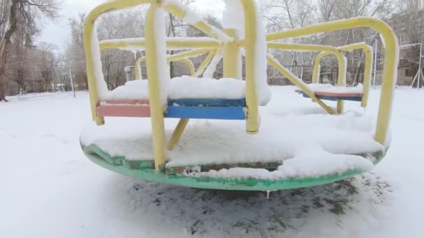 Snö faller på vägen — Stockvideo