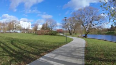 Göletin yanındaki sokakta.