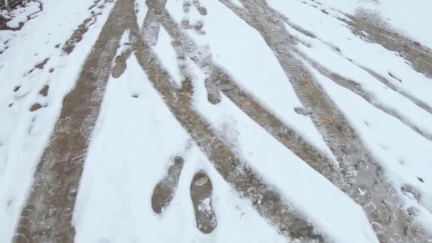 Nieve cayendo en el camino — Vídeos de Stock