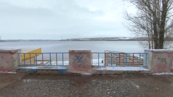 Embankment do rio de Dnieper no parque velho da propriedade de alojamento Pridneprovsk — Vídeo de Stock
