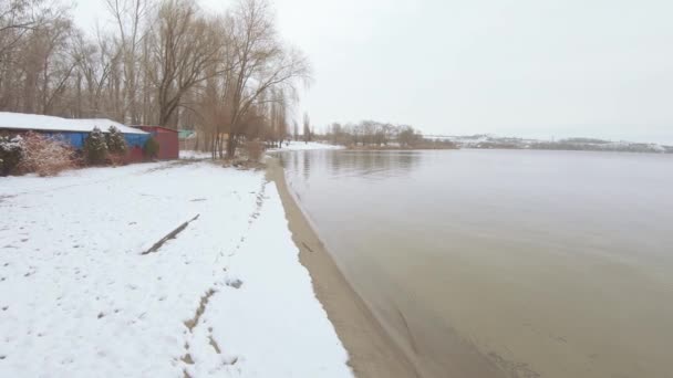 Schneefall an den Ufern — Stockvideo