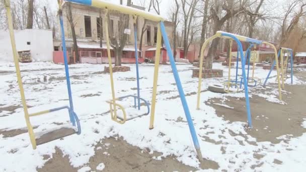 Snowy swing no parque — Vídeo de Stock