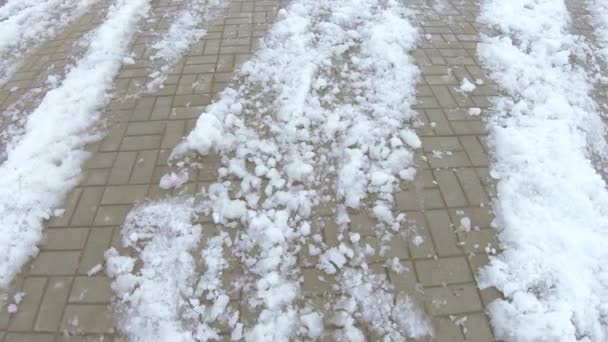 Rastros de coches en la nieve — Vídeos de Stock